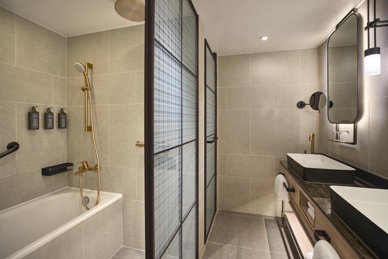 Suite mit 1 Schlafzimmer mit 1 Kingsize-Bett, Zugang zur Club Lounge und Hafenblick