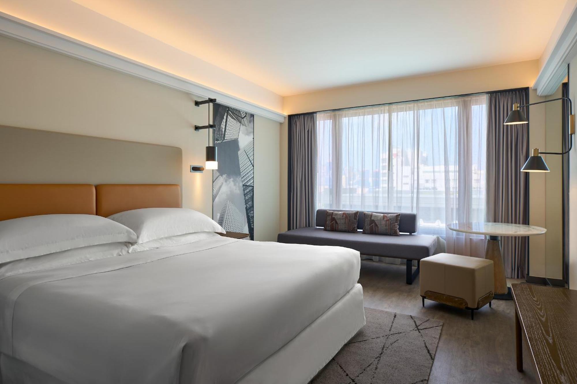Zimmer mit Kingsize-Bett und Stadtblick